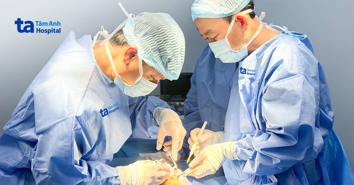 Bé trai nhiễm trùng gót chân sau một tháng kẹt chân vào căm xe máy