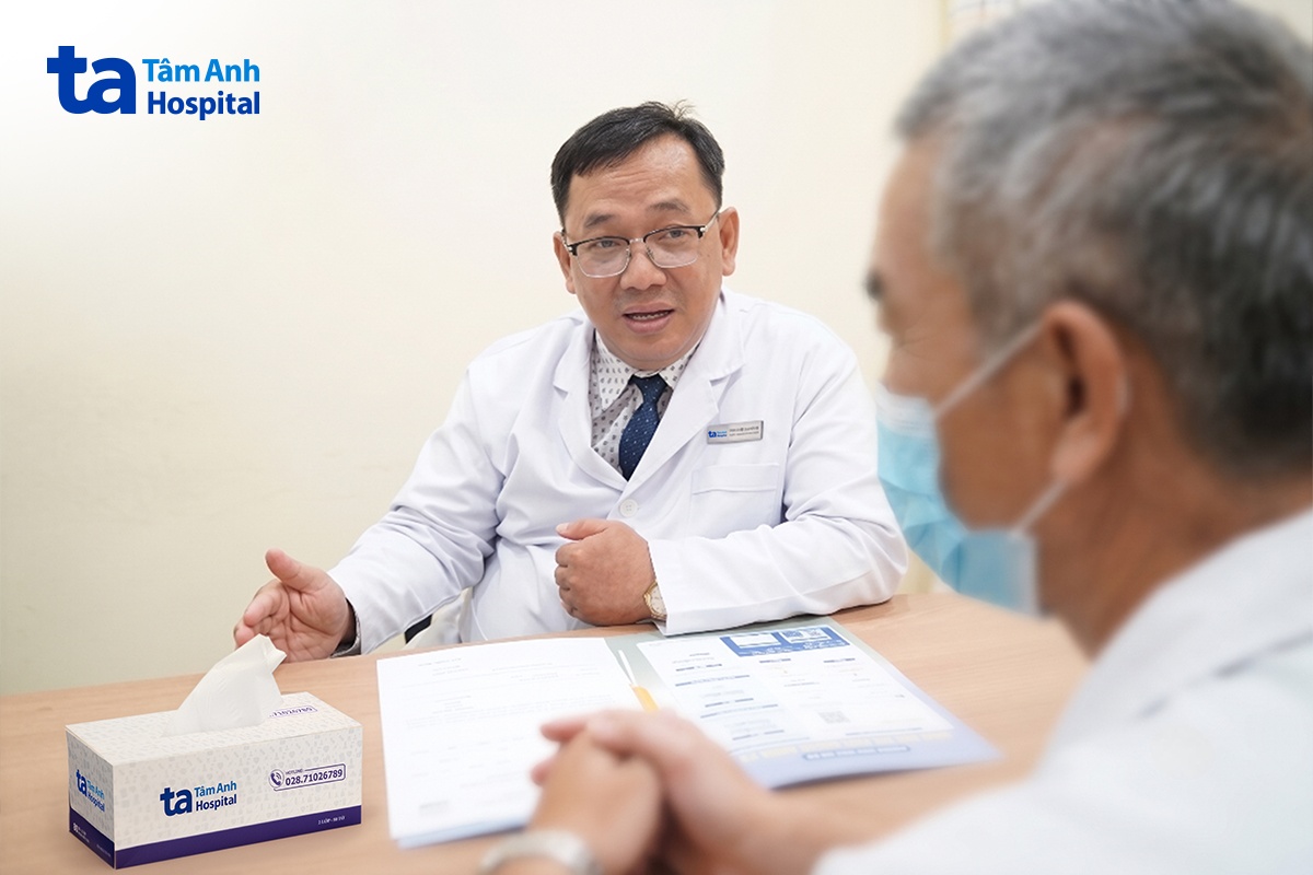 bệnh nhân tái khám với bác sĩ thông