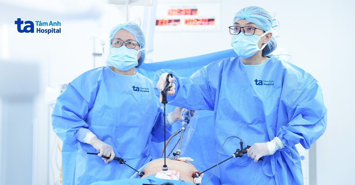 Bóc u buồng trứng to 14 cm, bảo tồn chức năng sinh sản