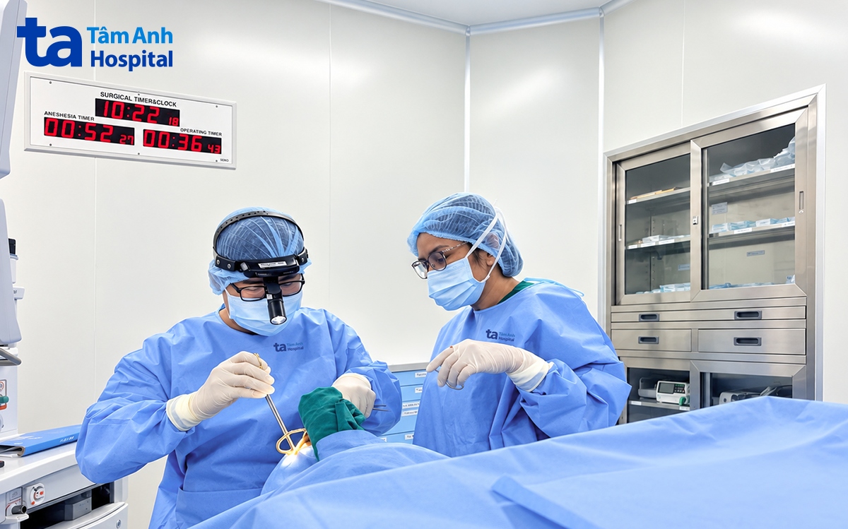 BS Duy cắt amidan cho ông Hoàng