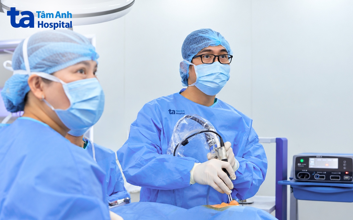 BS Duy chỉnh hình mũi cho bệnh nhân
