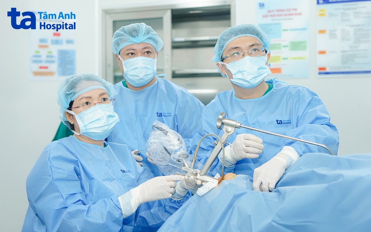 BS Hằng cắt u thanh quản cho bệnh nhân