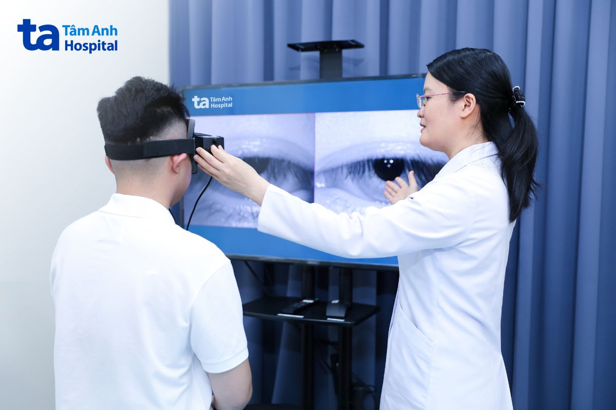 BS Hằng đo tiền đình cho bệnh nhân
