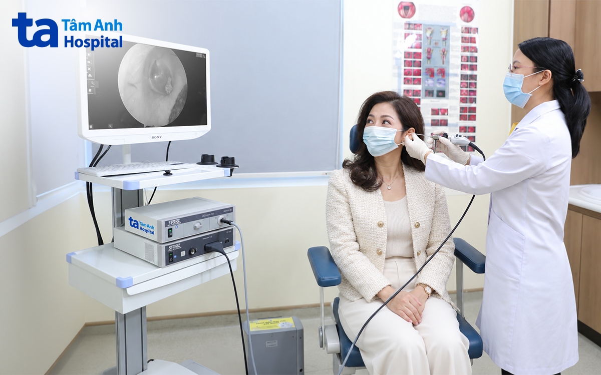 BS Hằng nội soi cho chị Hải