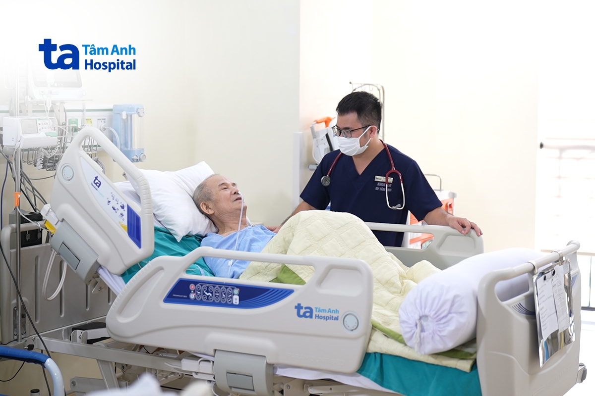 bác sĩ kiểm tra cho ông Phục