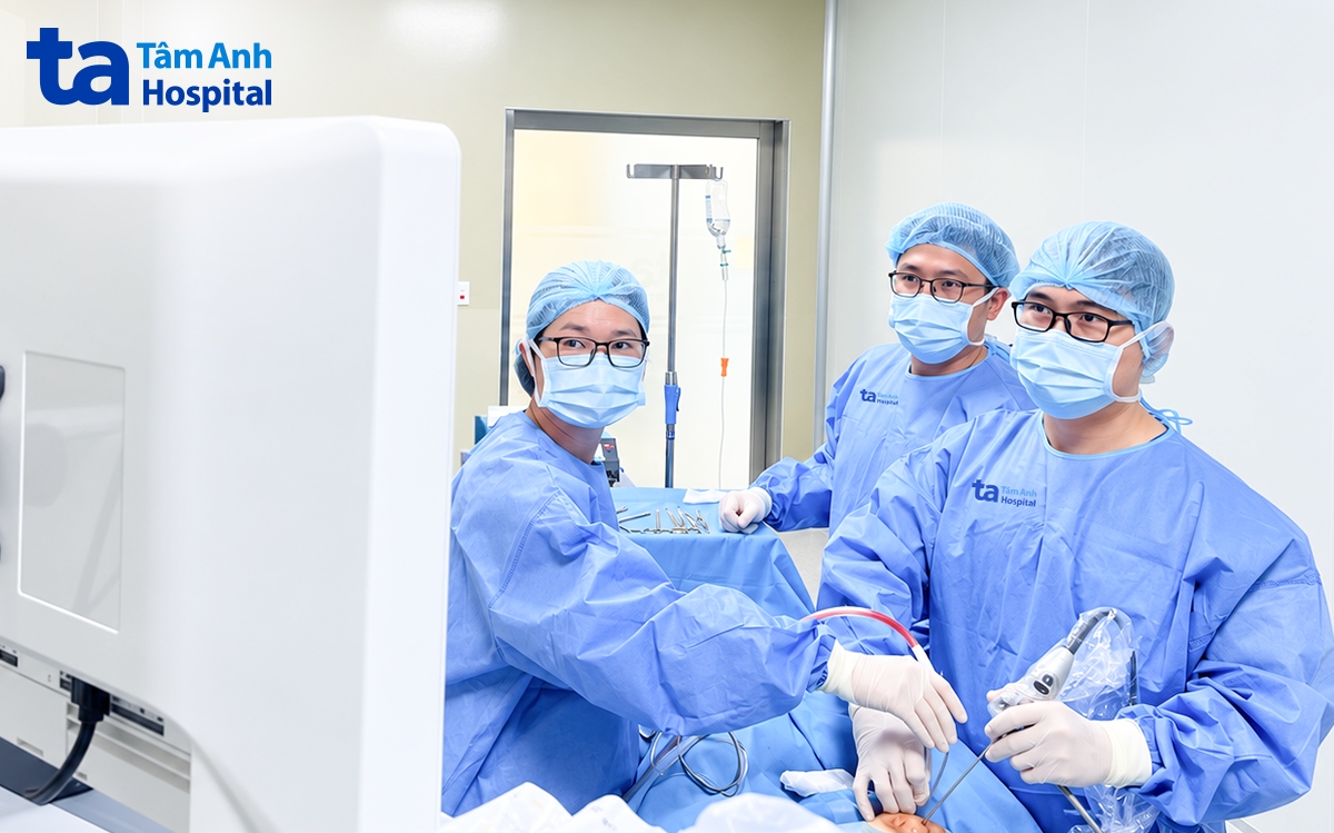 BS tiến hành phẫu thuật viêm mũi họng