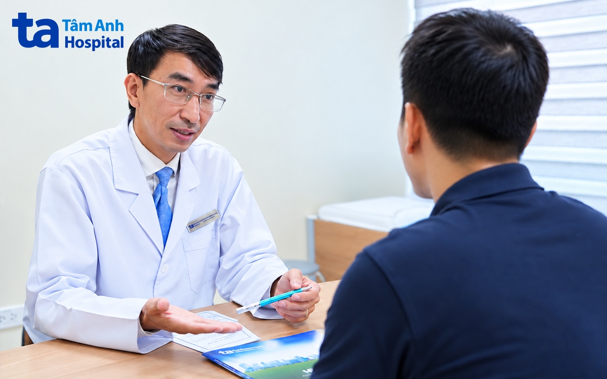 BS Trung tư vấn cho bệnh nhân
