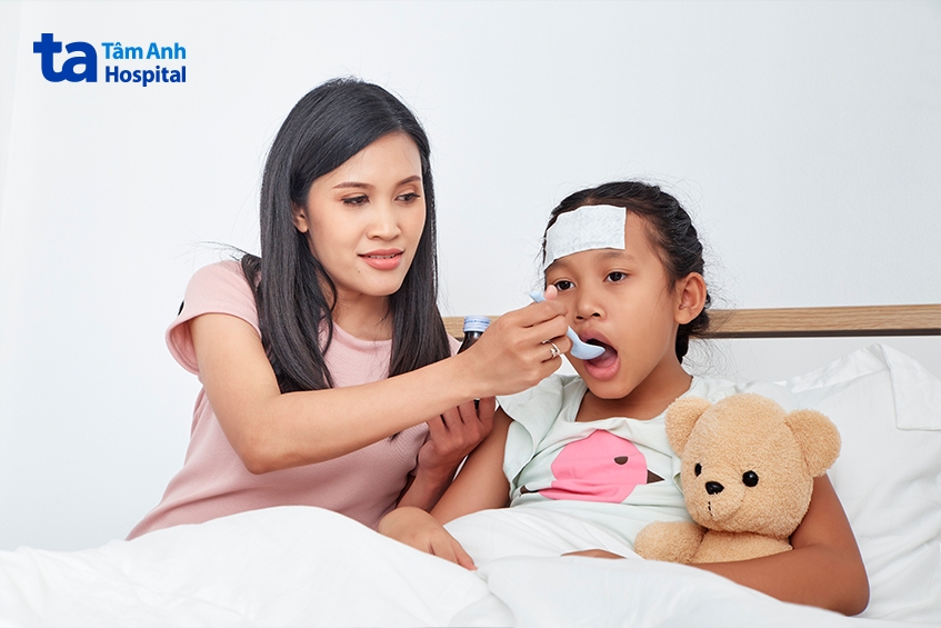 bù nước và cho trẻ uống thuốc hạ sốt theo chỉ định của bác sĩ khi trẻ bị sốt xuất huyết