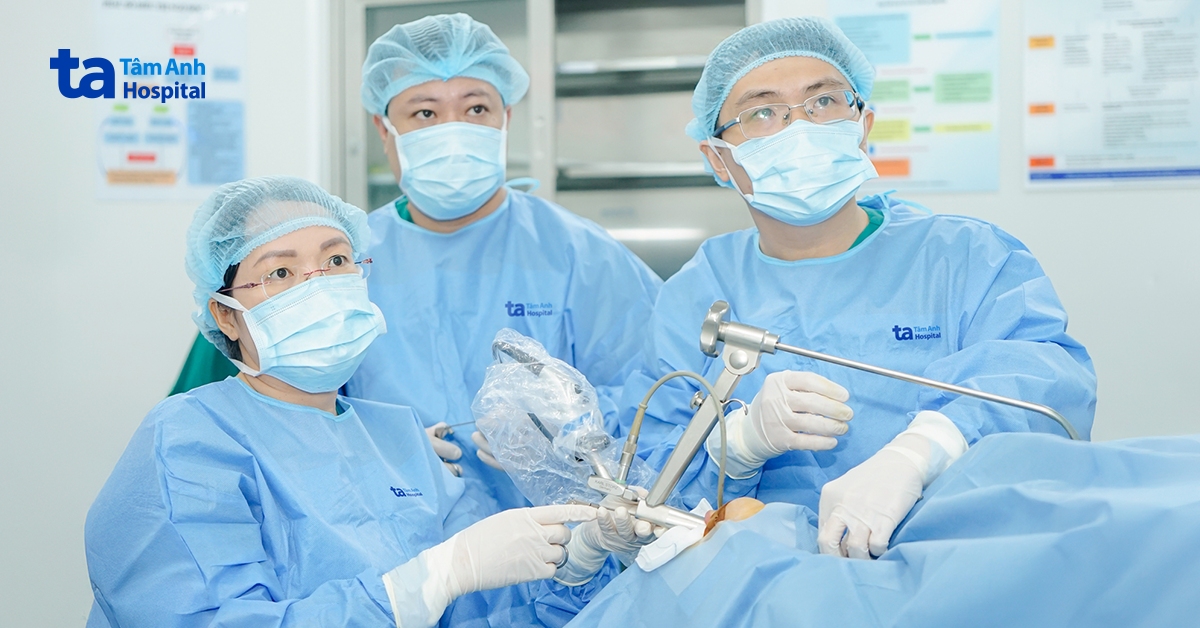 Việt kiều Mỹ về Việt Nam phẫu thuật u thanh quản