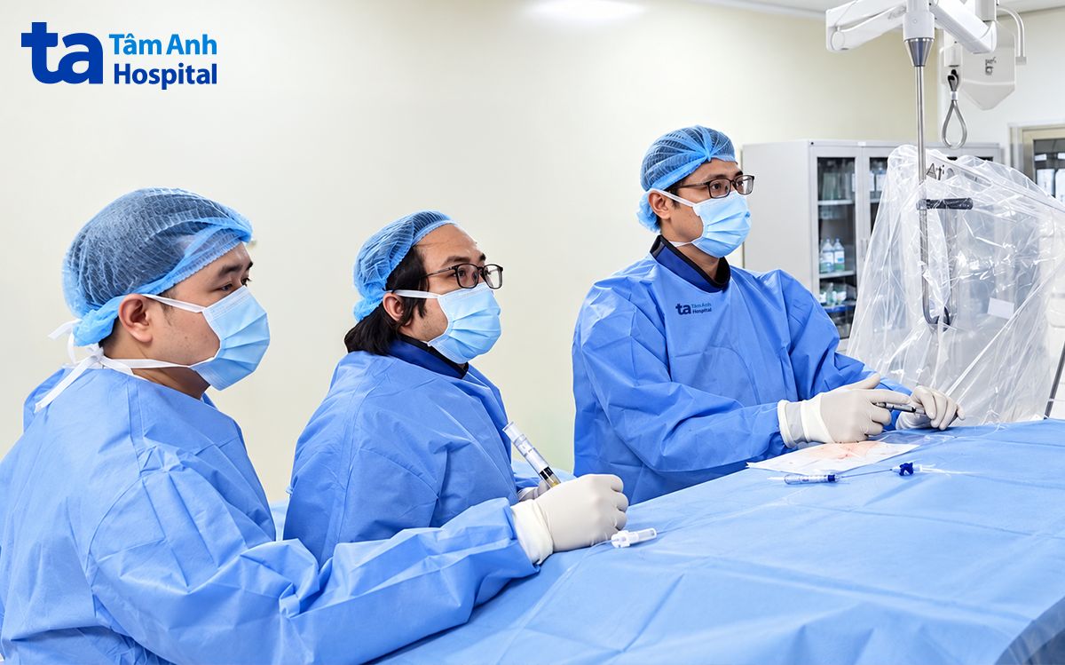 các bác sĩ can thiệp nội mạch lấy huyết khối cho bà như