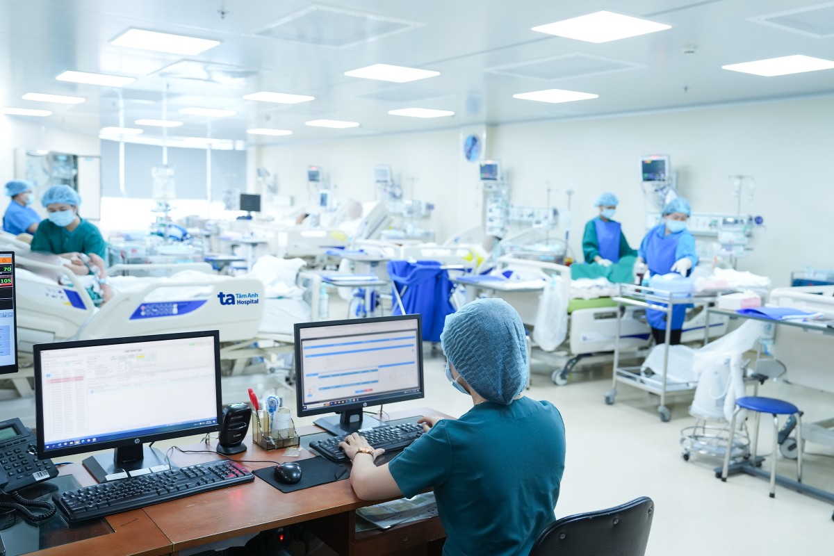 Các bác sĩ, điều dưỡng, hỗ trợ chăm sóc tại khoa ICU Các bác sĩ, điều dưỡng, hỗ trợ chăm sóc tại khoa ICU