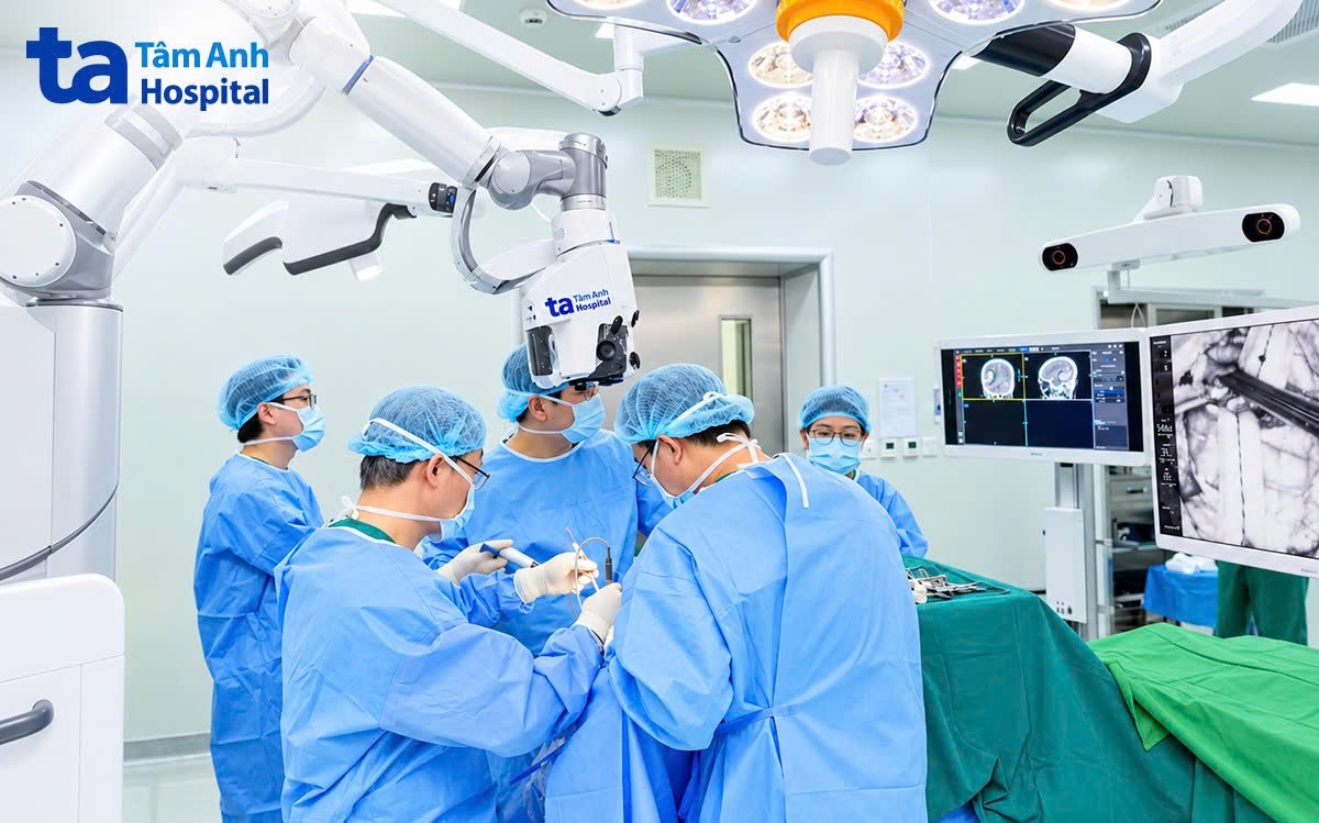 các bác sĩ khẩn cấp phẫu thuật lấy máu tụ