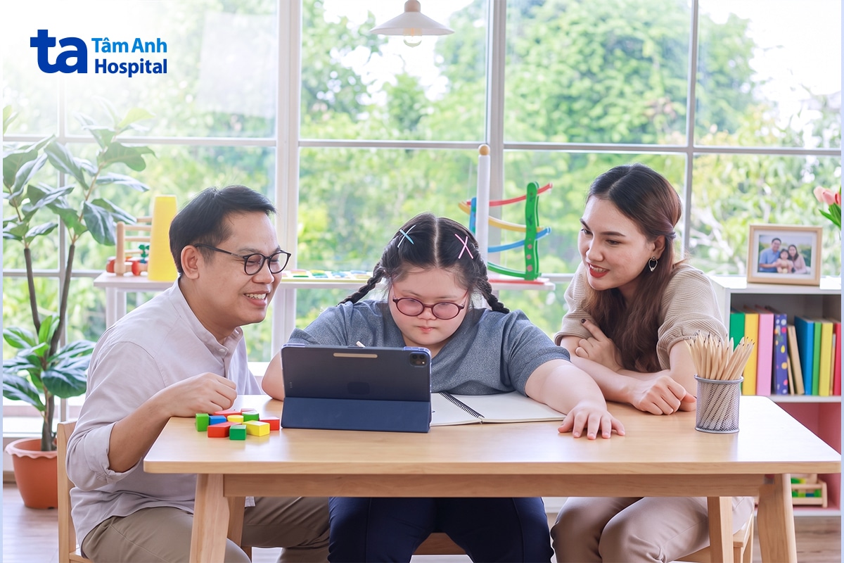 Cha Mẹ Ngồi Cùng Con Gái Học Bằng Máy Tính Bảng Tại Nhà.