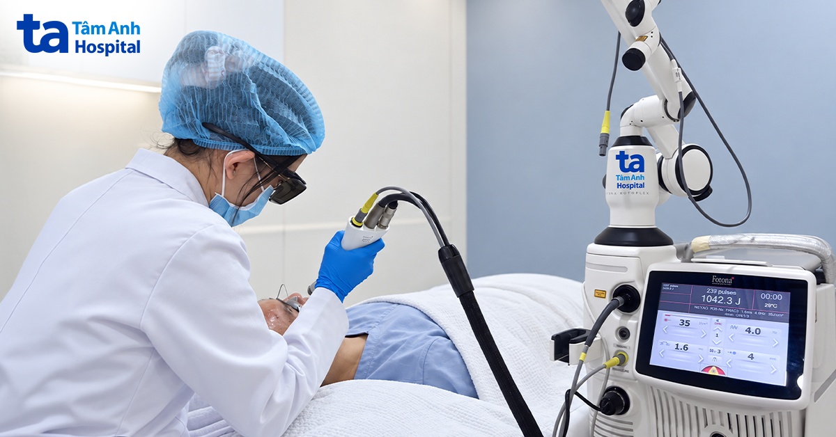 Chàng trai 20 tuổi bị mụn viêm nặng tái phát nhiều lần