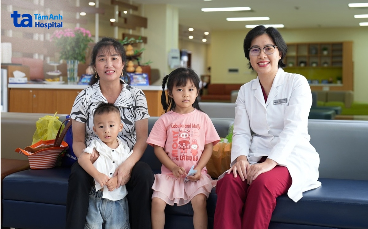 chị niệm đưa hai con đến cám ơn bác sĩ