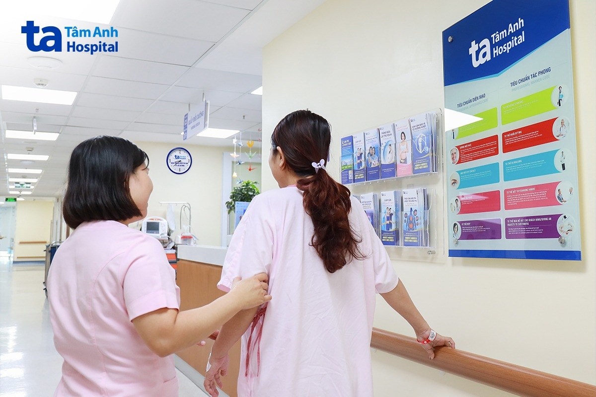 chị phương hồi phục và tập đi lại sau một ngày phẫu thuật