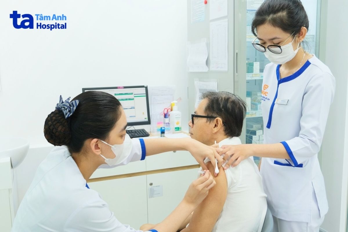 điều dưỡng đang chích vắc xin