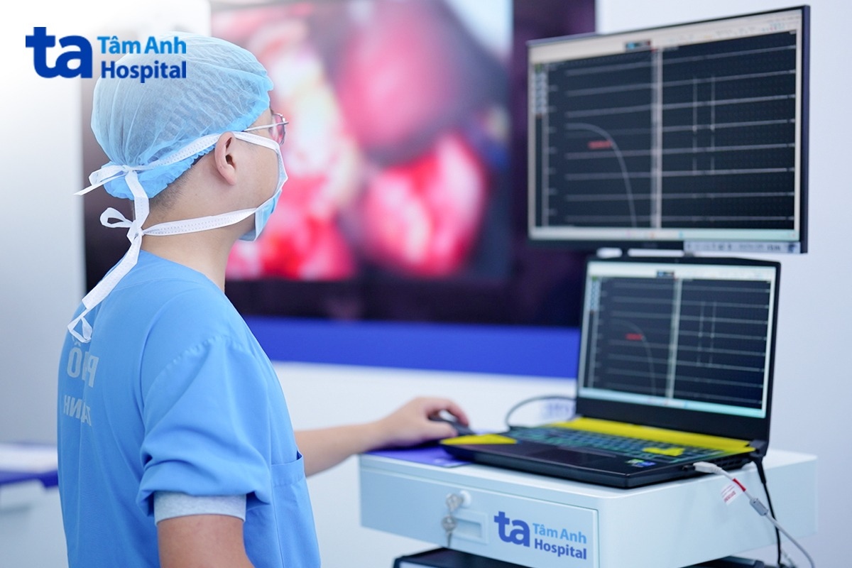 chuyên gia điện sinh lý thần kinh giám sát mọi thao tác của phẫu thuật viên qua ionm