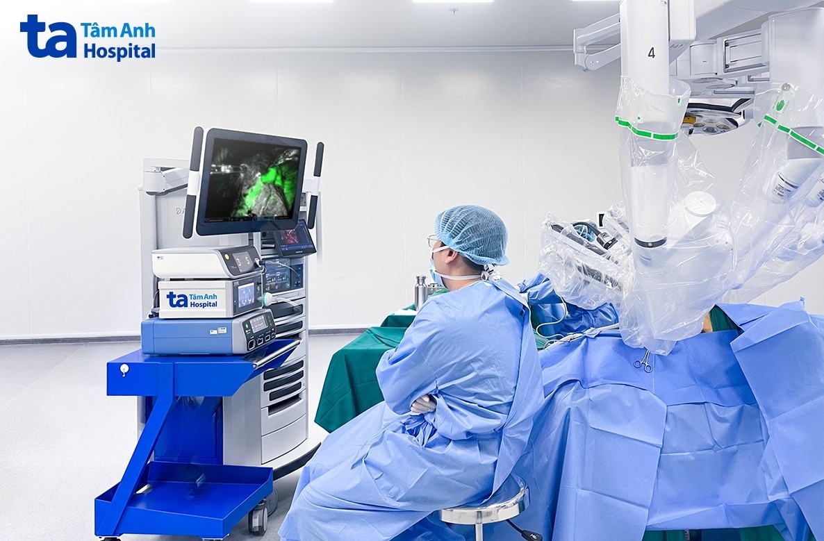 Công nghệ huỳnh quang (ICG) được tích hợp trên hệ thống robot Da Vinci Xi giúp bác sĩ định vị và cắt chính xác nốt phổi ung thư, bảo tồn mô lành cho bệnh nhân