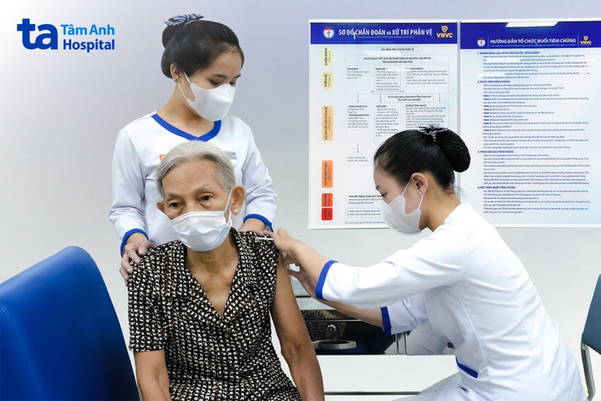 cụ già được chích ngừa cúm
