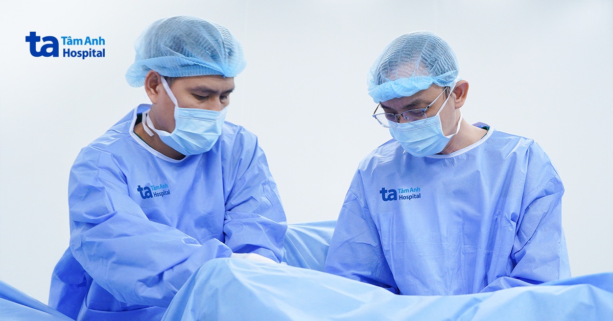 Đau lưng phát hiện sỏi lớn gây ứ nước thận