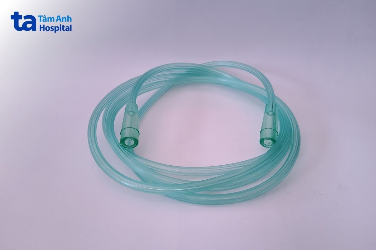 Dây oxy cannula mũi màu xanh được cuộn tròn trên nền sáng