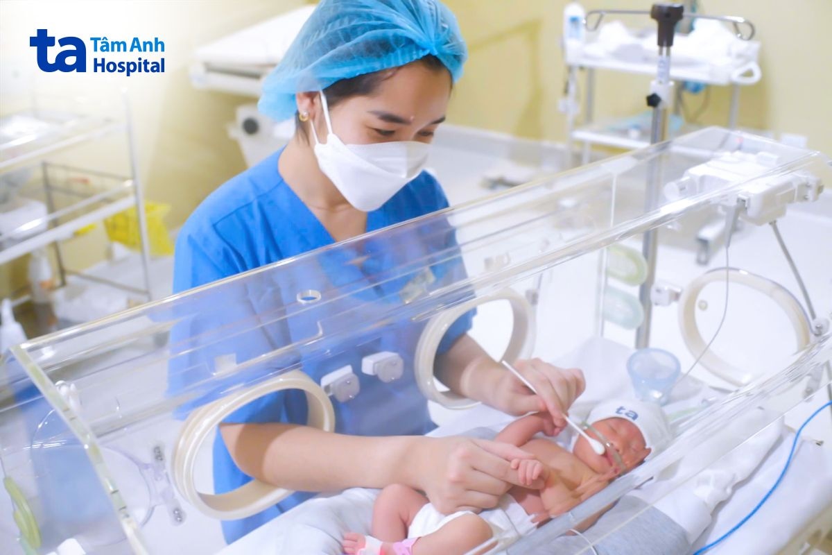 Điều Dưỡng Chăm Sóc Trẻ Sinh Non Nằm Trong Lồng Ấp Tại Nicu