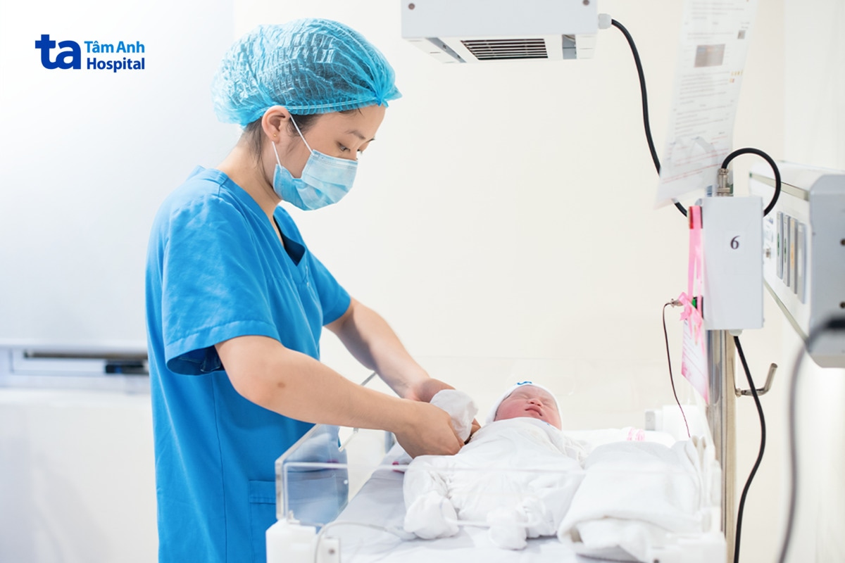 Điều Dưỡng Chăm Sóc Trẻ Sơ Sinh Nằm Trên Giường Sưởi Ấm