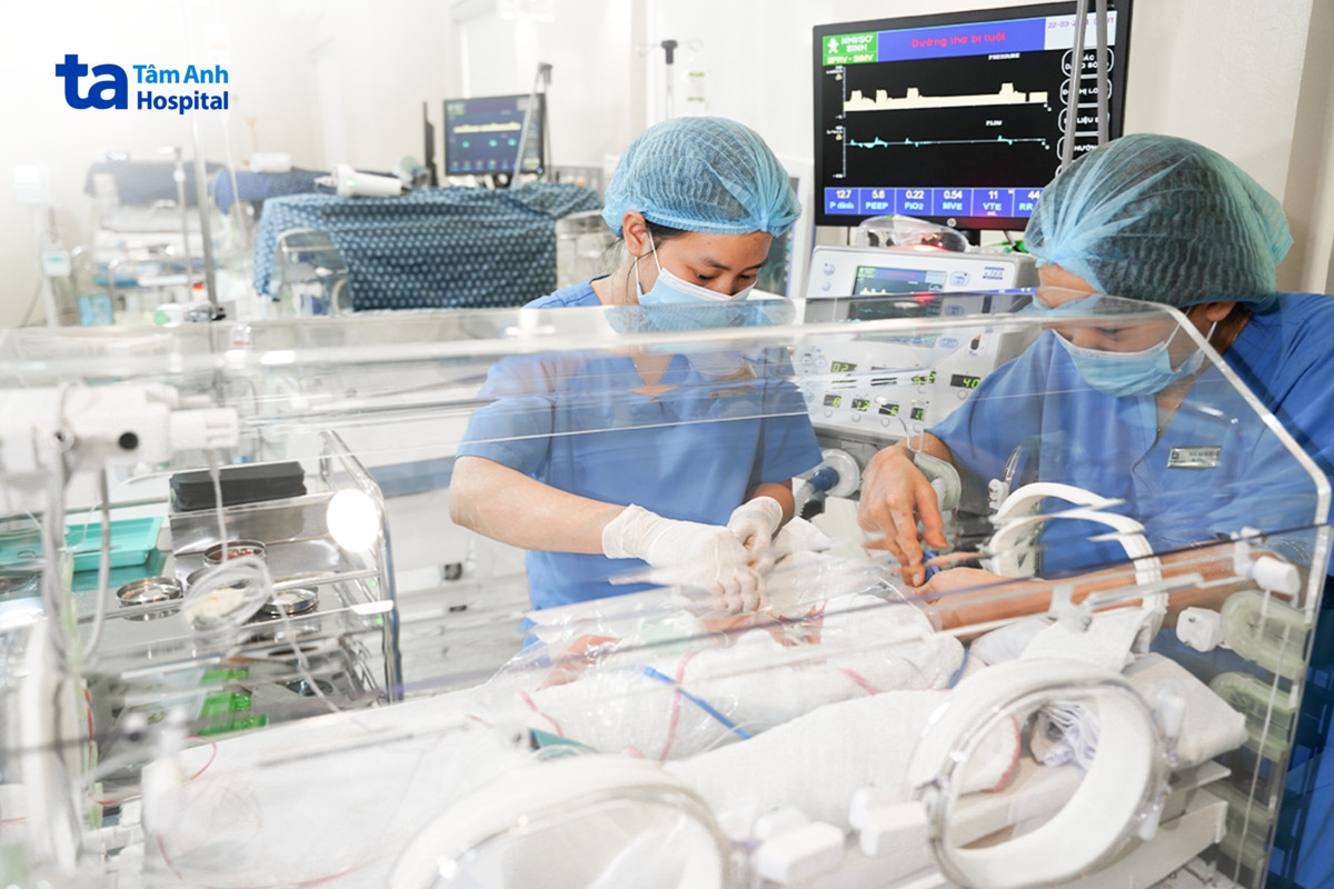 Hai Điều Dưỡng Chăm Sóc Trẻ Sơ Sinh Thở Máy Trong Lồng Ấp Nicu