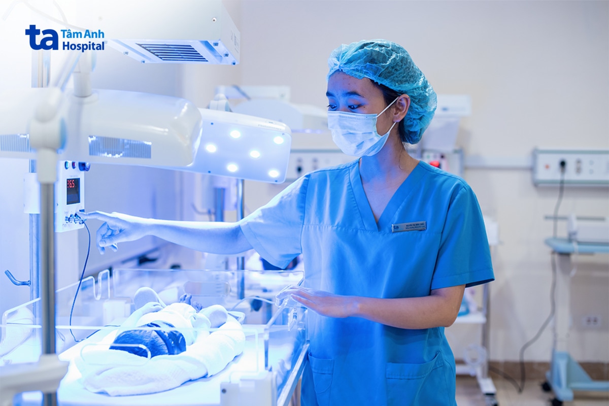 Điều Dưỡng Điều Chỉnh Đèn Chiếu Vàng Da Cho Trẻ Sơ Sinh
