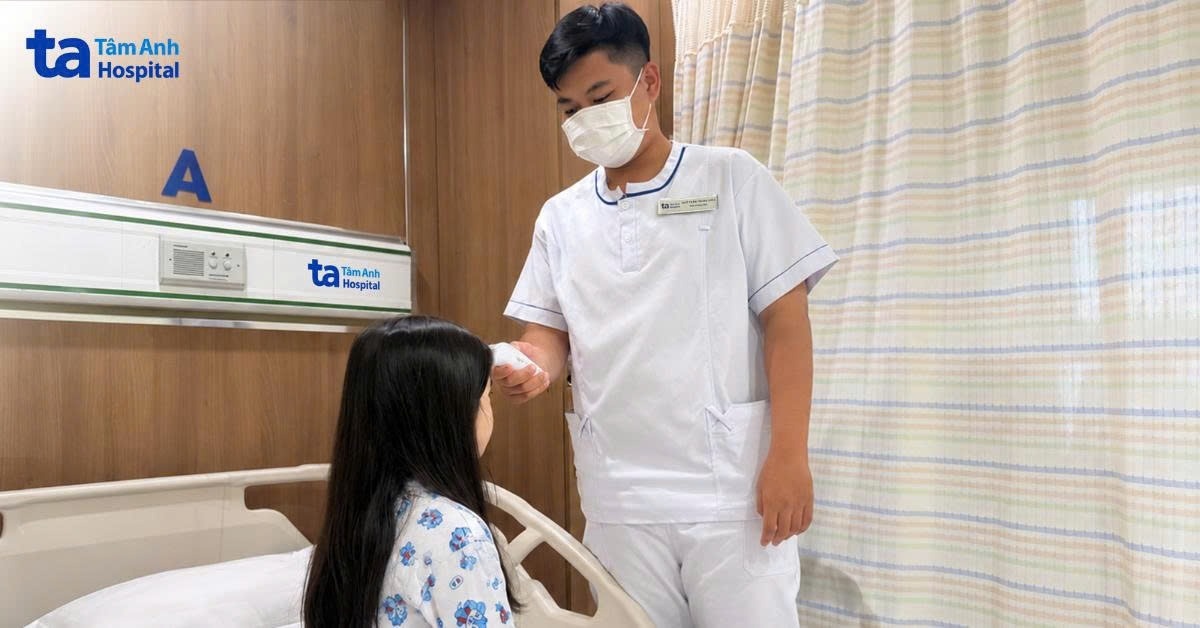 điều dưỡng kiểm tra thân nhiệt cho huệ