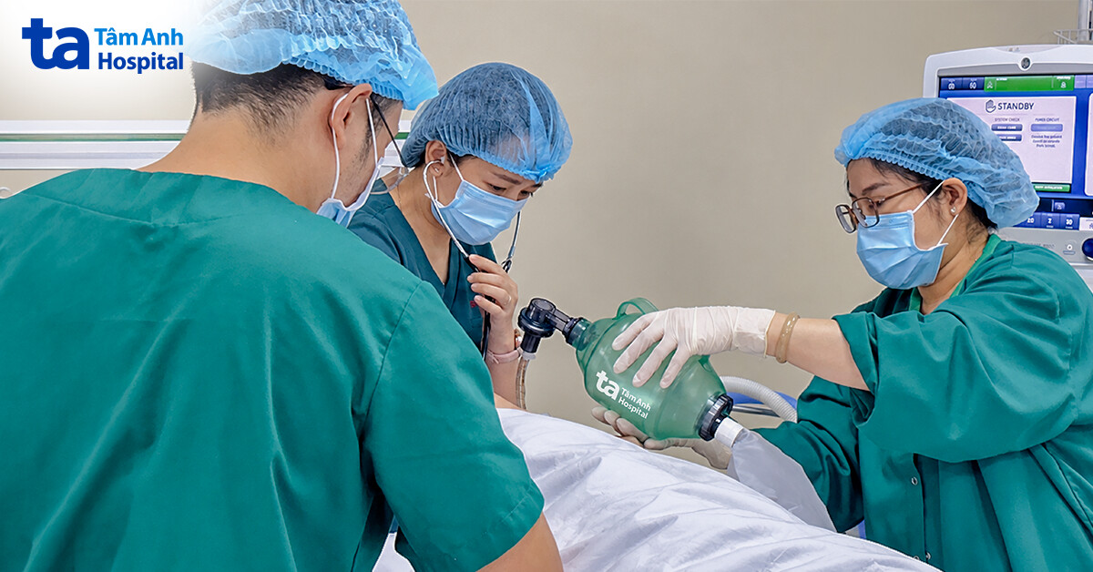Điều dưỡng Lê Thị Quỳnh Như (phải) bóp bóng thở cung cấp oxy cho người bệnh Điều dưỡng Lê Thị Quỳnh Như (phải) bóp bóng thở cung cấp oxy cho người bệnh