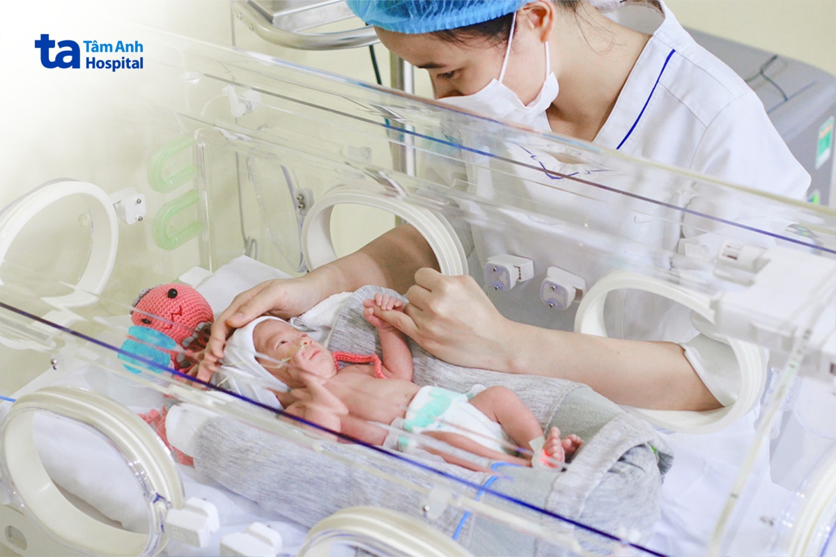 Dấu Hiệu Cơn Ngừng Thở Ở Trẻ Sinh Non Cha Mẹ Cần Biết Điều Dưỡng Vuốt Ve Trẻ Sinh Non Nằm Trong Lồng Ấp Cùng Thú Bông Nhỏ