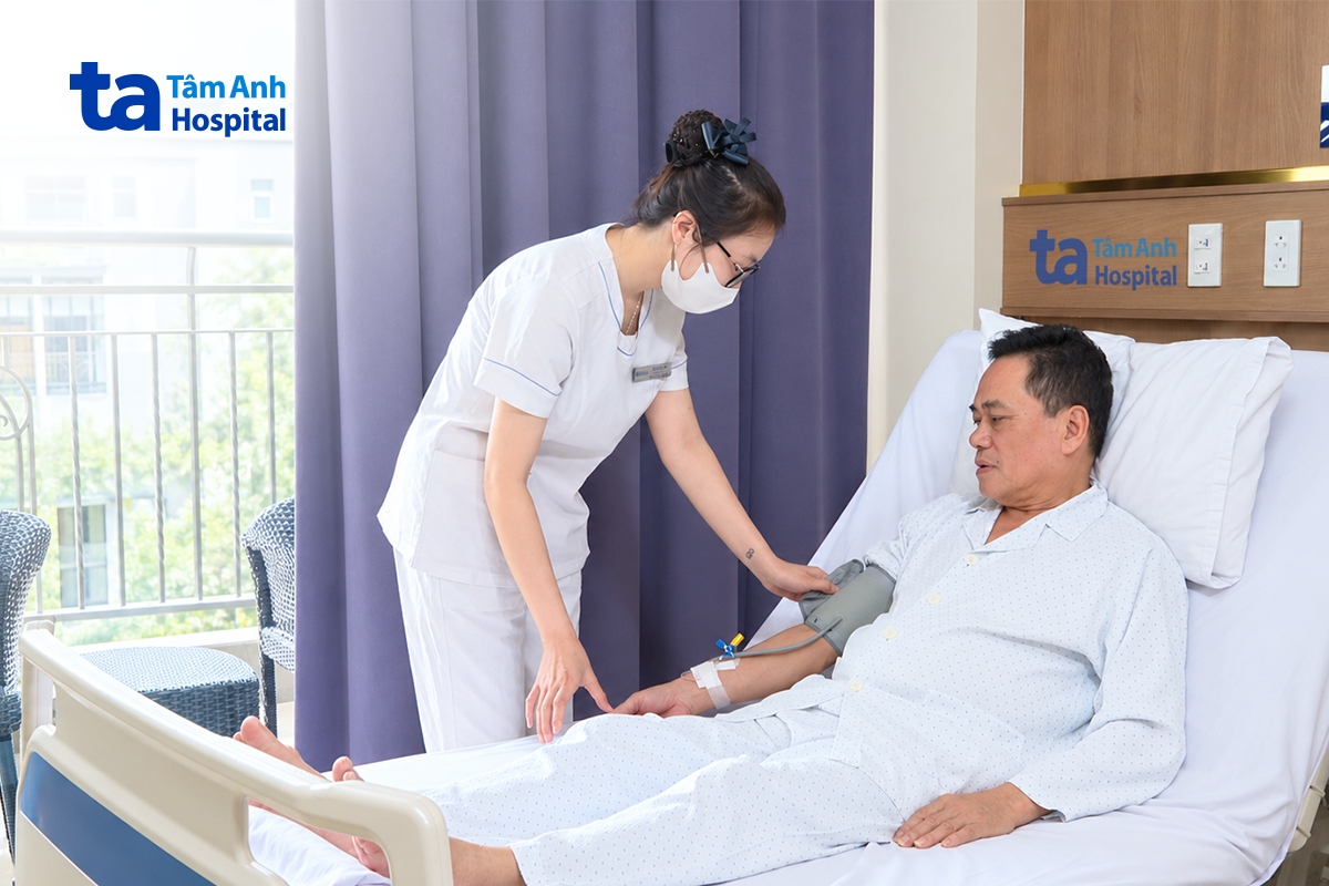 điều trị bệnh cho ông Quang Anh