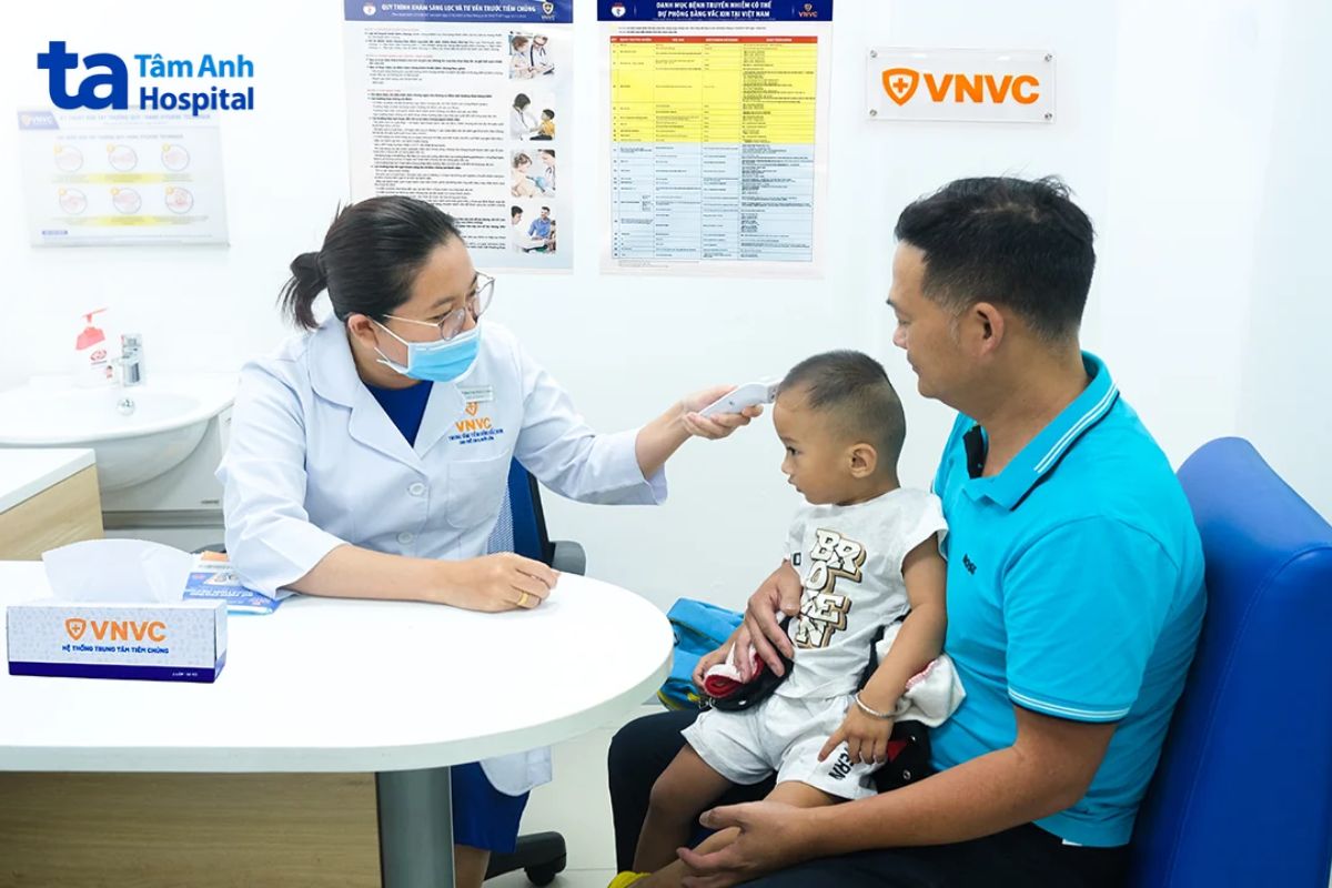 đo nhiệt độ trước khi chích ngừa