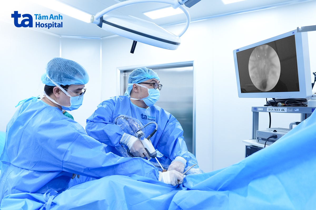 đội ngũ bác sĩ thực hiện ca phẫu thuật