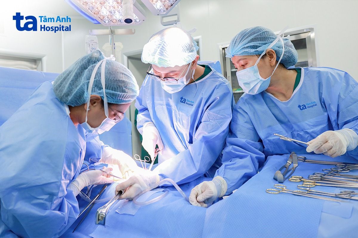 ê kíp bác sĩ thực hiện cùng lúc 3 kỹ thuật trong cùng cuộc mổ