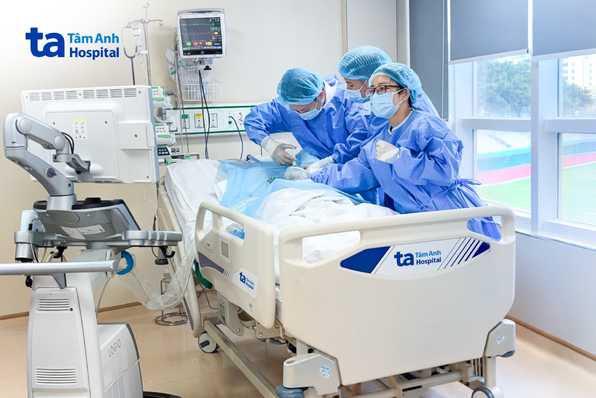 ê kíp icu thực hiện thủ thuật tại giường bệnh