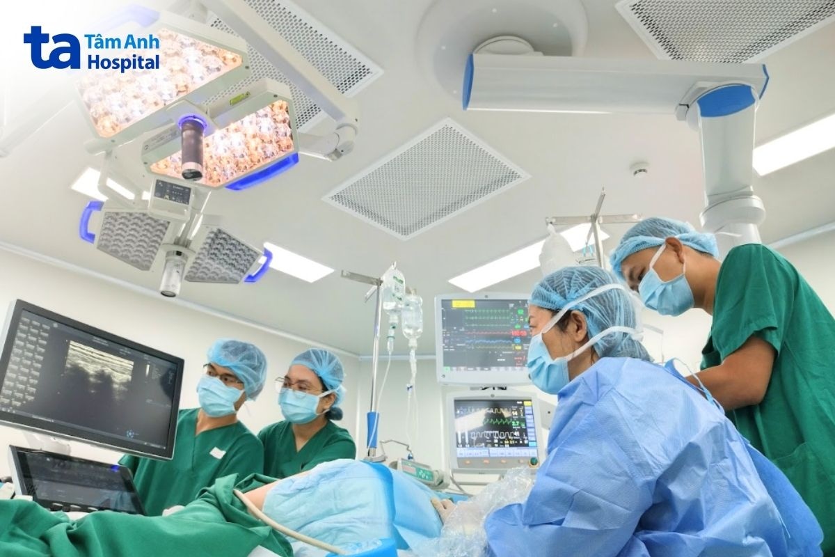 Ê kíp bác sĩ phẫu thuật theo dõi người bệnh trong phòng mổ