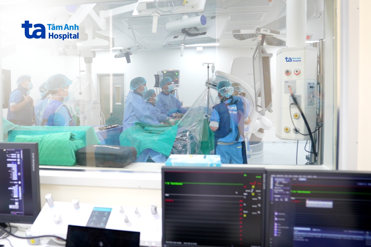 Êkíp can thiếp bít ống động mạch qua da cho người bệnh