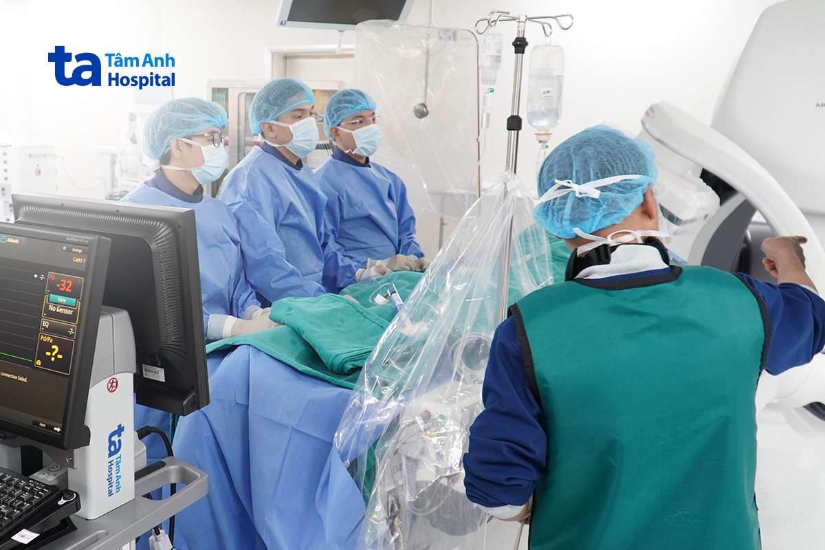 Êkíp can thiệp bít thông liên thất qua da cho người bệnh