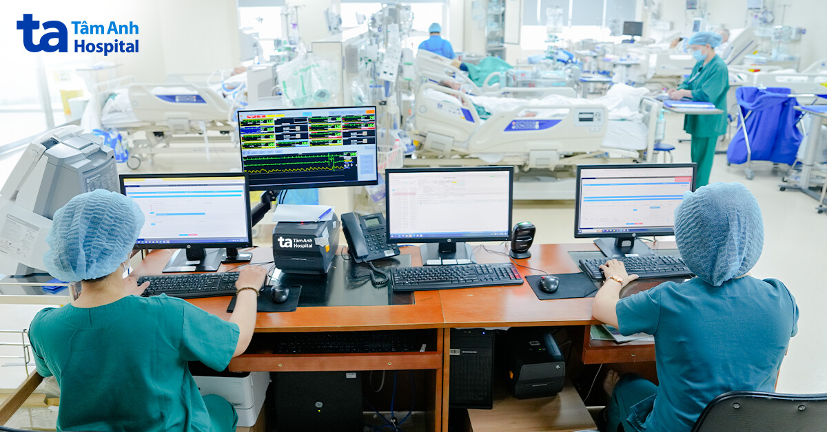 Giữa áp lực kéo dài và những ca bệnh sinh tử, êkip ICU vẫn bền bỉ chăm sóc người bệnh. Giữa áp lực kéo dài và những ca bệnh sinh tử, êkip ICU vẫn bền bỉ chăm sóc người bệnh.
