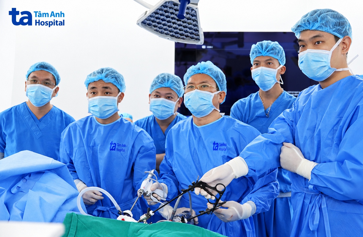 Êkíp phẫu thuật cắt bỏ khối u cho người bệnh