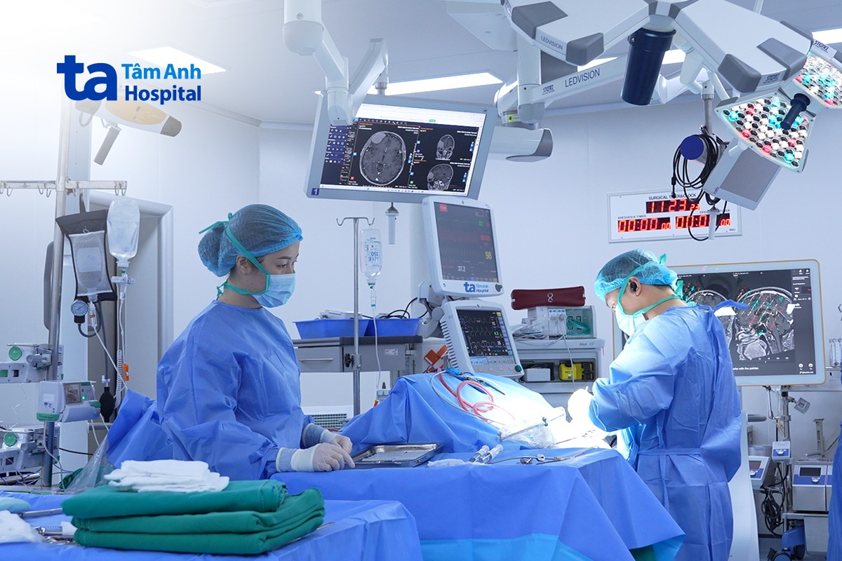 ekip phẫu thuật xử lý khối u vùng xoang trán