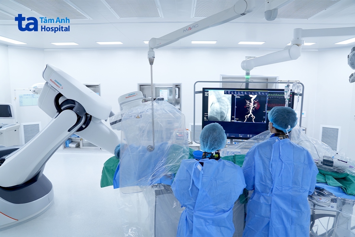 Êkíp thực hiện phẫu thuật Hybrid với sự hỗ trợ của Artis Pheno