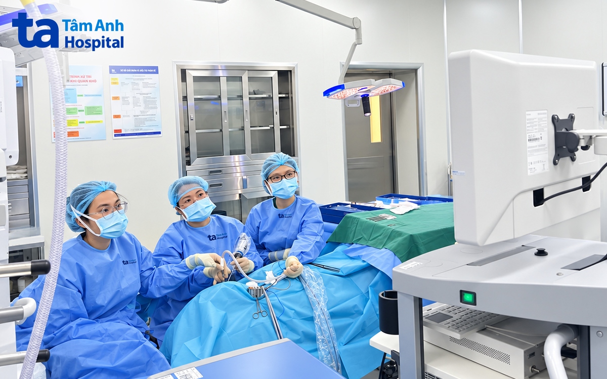 ekip thực hiện vá nhĩ