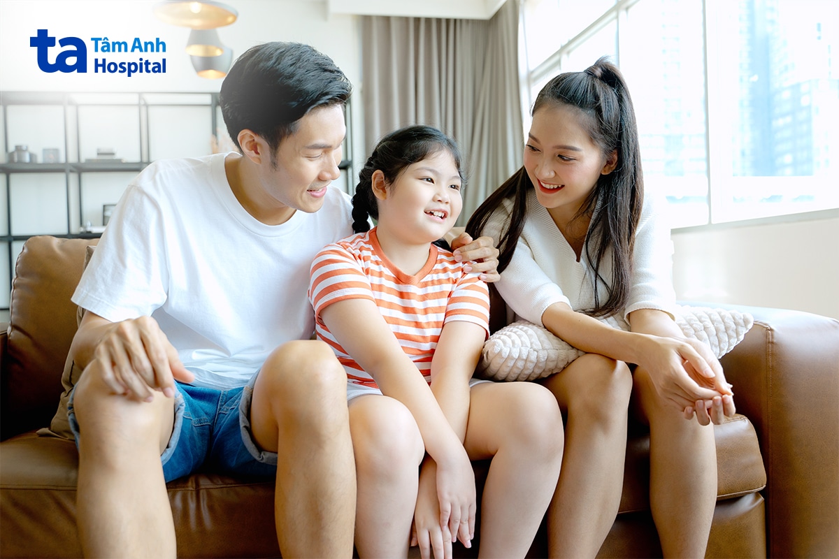Bố Mẹ Trò Chuyện Vui Vẻ Cùng Con Gái Trên Ghế Sofa.