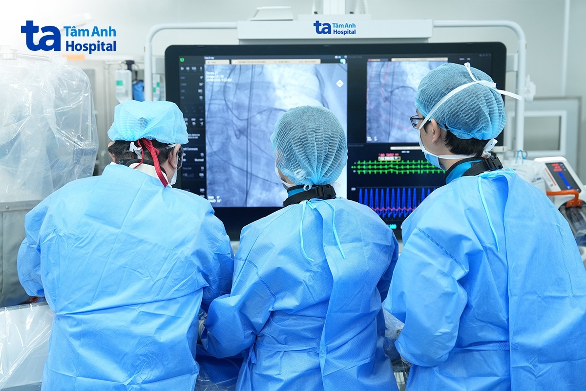 Giáo sư Võ Thành Nhân (ngoài cùng bên trái) cùng ê kíp can thiệp thay van động mạch chủ ít xâm lấn cho bệnh nhân