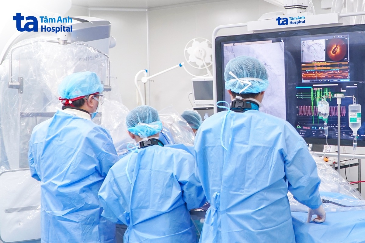 Giáo sư Võ Thành Nhân (ngoài cùng bên trái) cùng ê kíp Trung tâm Tim mạch Can thiệp đặt stent cho bệnh nhân