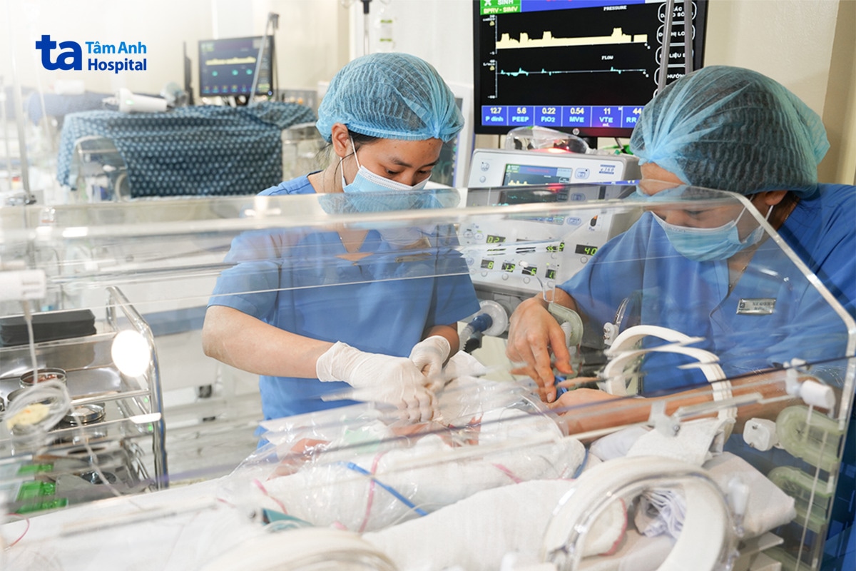 Dấu Hiệu Cơn Ngừng Thở Ở Trẻ Sinh Non Cha Mẹ Cần Biết Hai Điều Dưỡng Chăm Sóc Trẻ Sinh Non Trong Lồng Ấp Bên Màn Hình Máy Thở